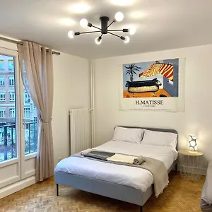 Paris: Agreable Chambre D'un Grand Artiste , Paris France